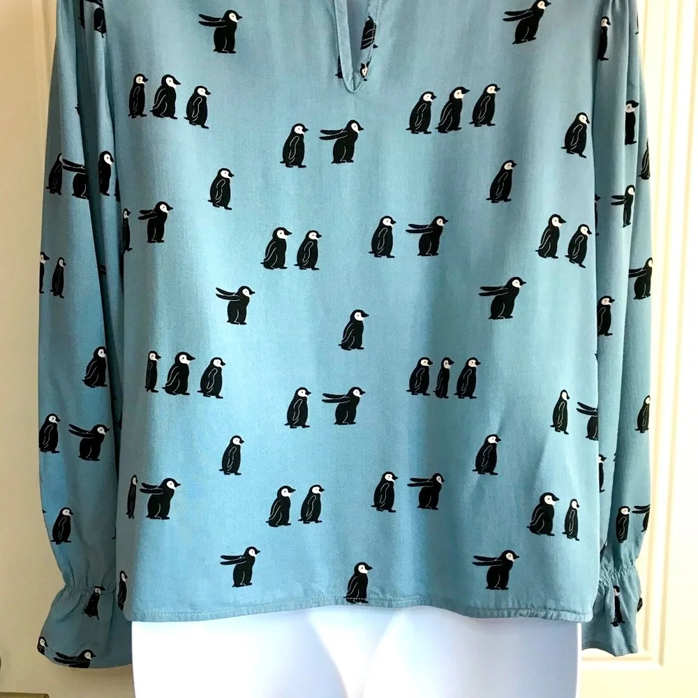 🔴 4/$15 Penguin print blue long ruffle edge sleeve viscose blouse size M in EUC - Picture 13 of 16